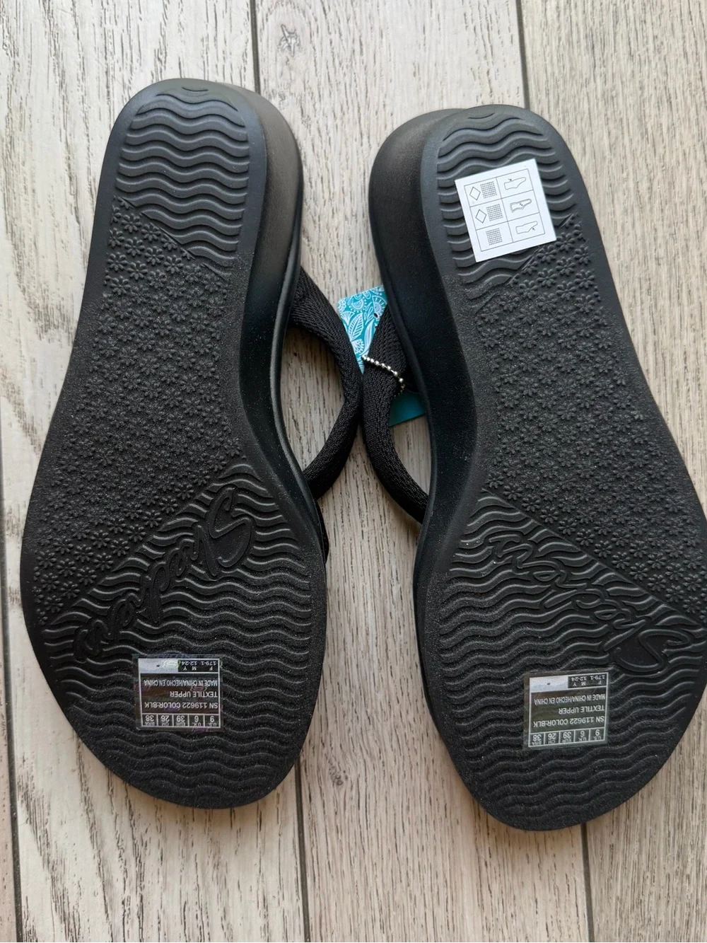 Skechers Women's Black Luxe Foam Wedge Sandals with Rhinestone Accents NWT 9